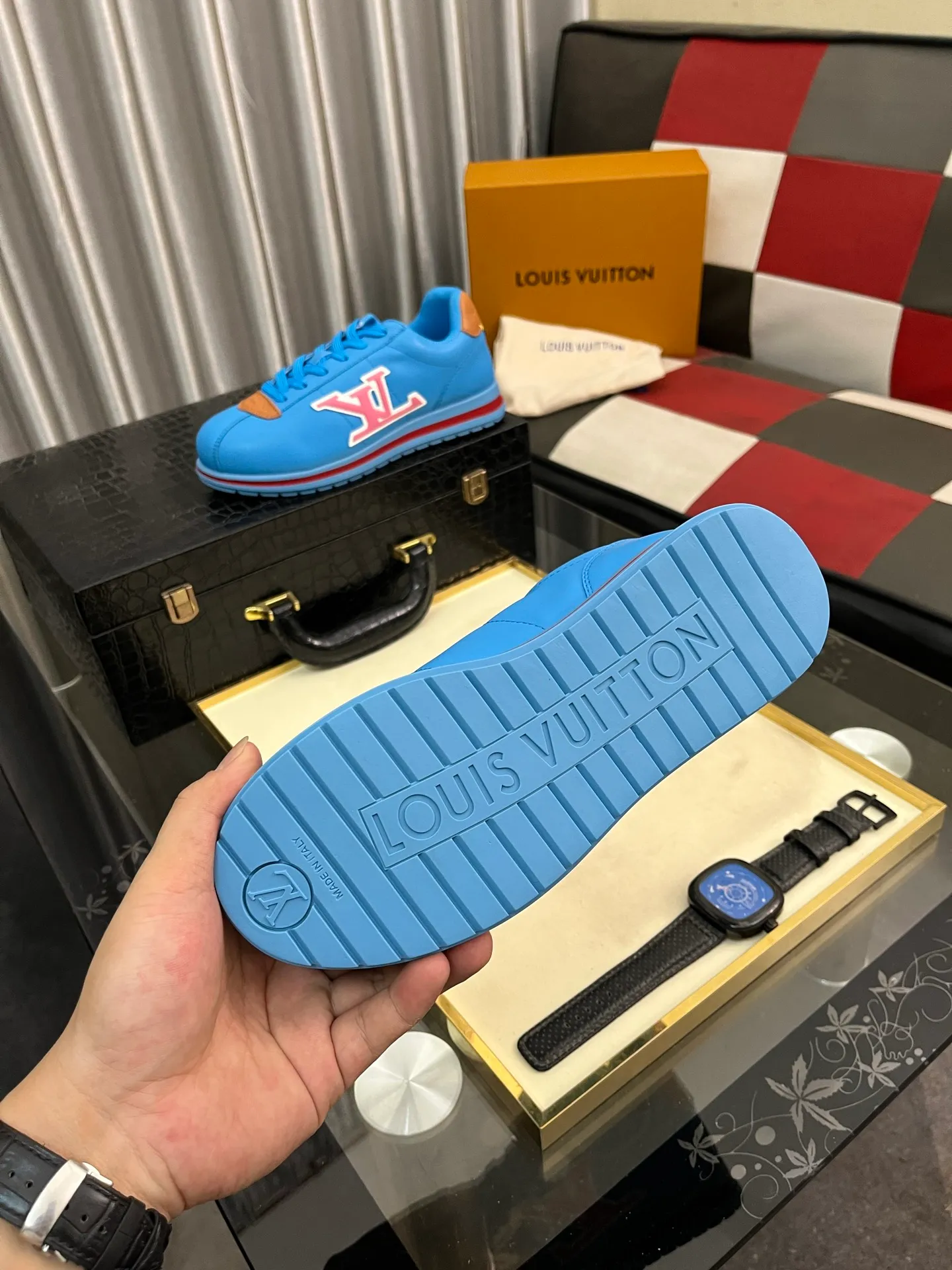 Men's shoes 💰700⌚️⌚️LV TARINE Louis Vuitton x Tyler joint model Donkey brand L family embossed couple style casual sneakers skate shoes original purchase and development This LV Trainer sneaker comes from the Louis Vuitton and Tyler collaboration series. The Monogram pattern and brand logo are transformed into nubuck calf leather embossing and side decoration respectively, witnessing the artist's creative interpretation of classic elements. The deep tones accentuate the complex upper, which requires hours of craftsmanship to complete. Exquisitely packaged at the delivery counter🛍📦 ▪️Fabrics: Original customized first-layer cowhide ▪️Inner lining: Original customized breathable mesh ▪️Outsole: Original open-molded two-color TPU combination outsole ▪️Sole thickness: 3CM ▪️Size: Women's 35-40 / Men's 38-46